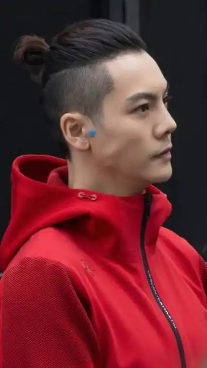 陈伟霆在上海参加活动走路带风超带感丸子头好帅面部线条锋利有型