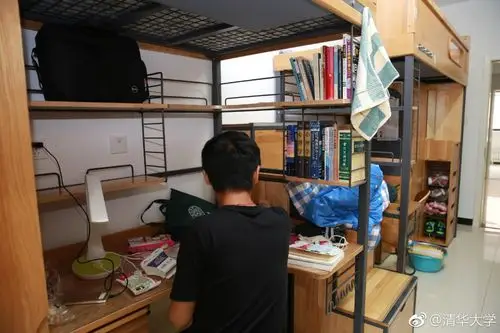 组图:清华大学新生报道 开学礼搬宿舍忙得不亦乐乎