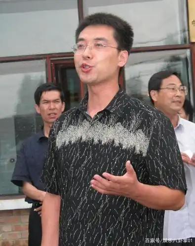 央视"最低调"主播郭志坚,与妻子结婚多年0绯闻,今儿子都19岁了