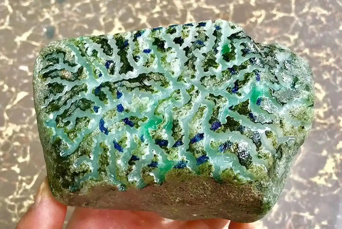 翡翠原石# #翡翠# "巴山玉"原石是一种晶料粗大结构疏松,水干底差的"