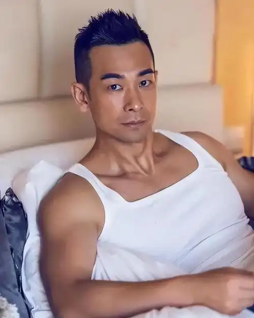 事实证明,51岁的赵文卓,已经走上了另一条大道