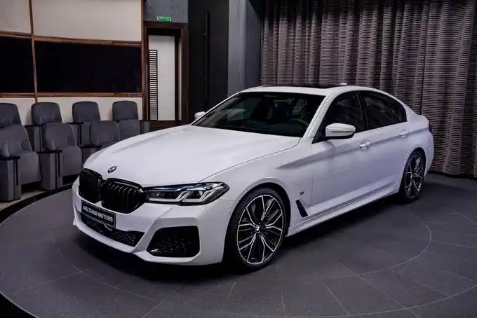 宝马新款m550i实拍搭44tv8引擎外观内饰独特