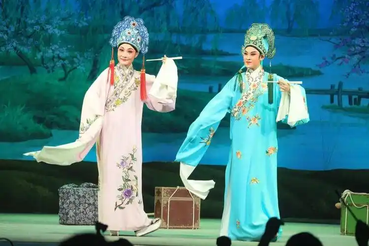 用一种嫣然的姿态,水袖轻舞一段锦瑟年华