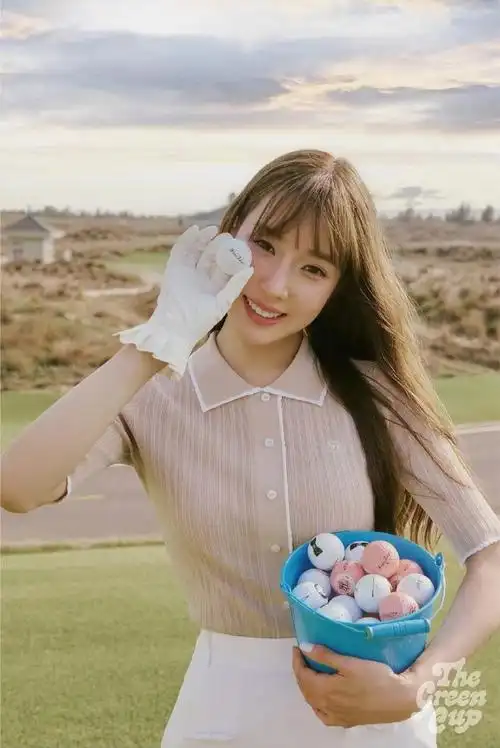 黄美英tiffany超话96#笑眼甜豆黄美英#  240405 tiffany young x