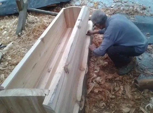 一组老木匠造棺木图 现在做传统棺木的木匠很难找了