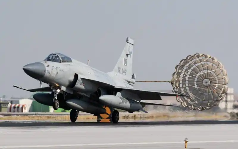 巴基斯坦网友拍摄到巴铁空军第14中队装备的jf17枭龙blockii战机挂载