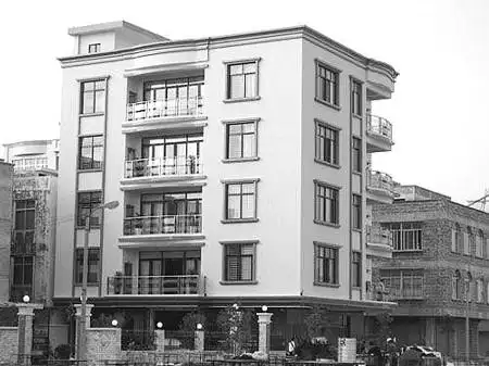 广东廉江公安局一副局长乔迁千人排队送红包