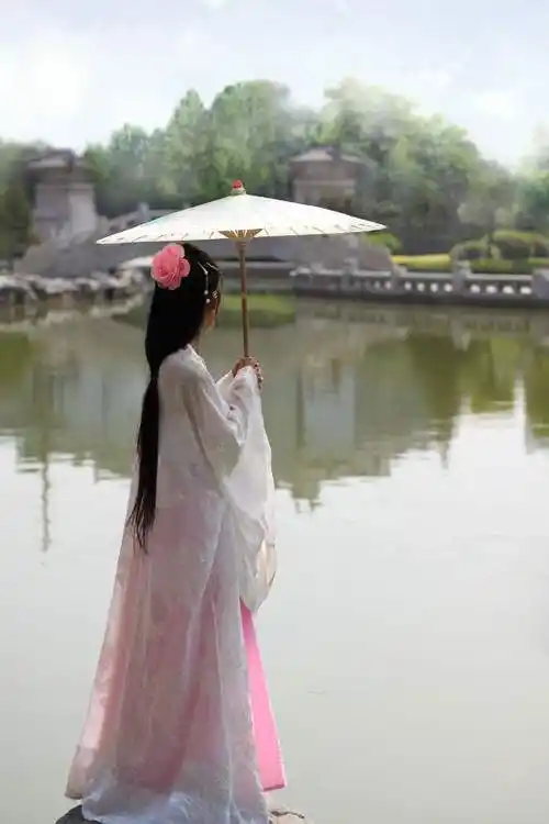 古装美人卷珠帘深坐蹙蛾眉