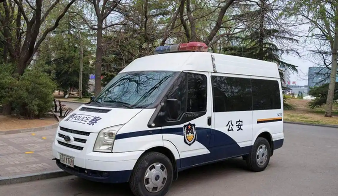 警车出警都要鸣警笛吗?网友:不怕打草惊蛇?