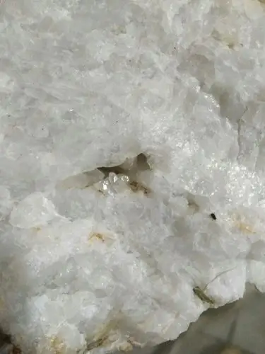 这个带一点透明的白色石头有价值吗?中间小孔处有水晶状的几颗小石