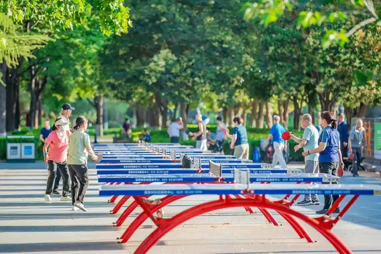 市民在西安城市运动公园里锻炼