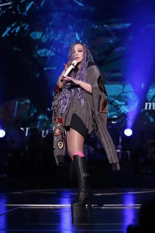 张惠妹奇葩着装,网友直呼辣眼睛!