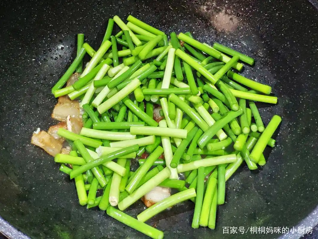 原来炒蒜苗有窍门,这么炒色泽翠绿,爽口鲜甜,做法特简单