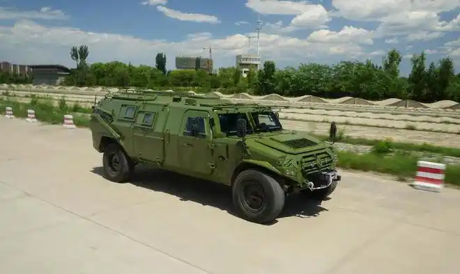 宋楠综合研判东风全新一代长轴距四驱猛士装甲突击车技战术