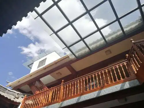 用玻璃搭建顶棚,在阻挡雨水的功能之外也保证了院子阳光的充足.