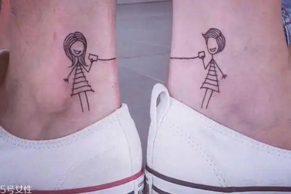 简约叶子纹身图案也是当下热门款情侣纹身,纹在手踝位置就很不错,清晰