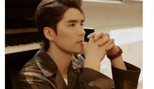 音乐剧王子阿云嘎父母双亡长兄病故如今疑似恋情曝光