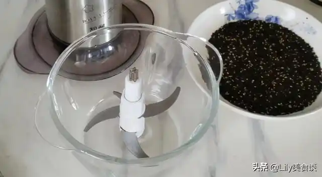 冷天要常吃黑芝麻教你新做法每天吃一勺精神饱满过冬季