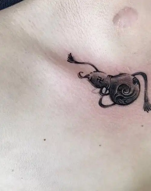 葫芦纹身图片_肩部水墨纹身图案