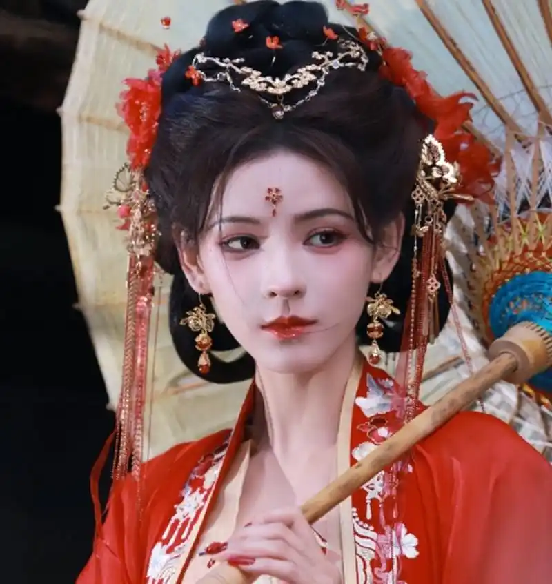 张予曦红衣古装造型 感觉小说女主有脸了