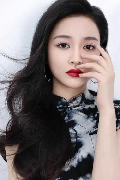 新晋性感女神王一菲 颜值在线身材窈窕 衣品更是一绝_风格