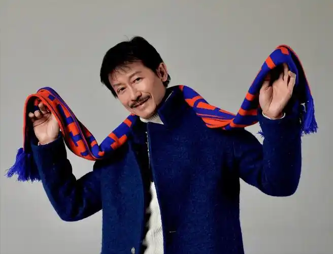 70岁香港打星陈勋奇出镜带货,完败给网红,网友劝他小心晚节不保_陈导