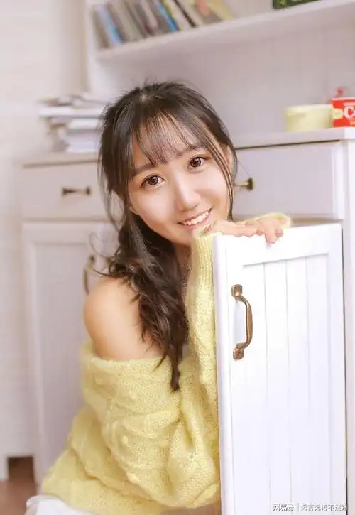 乌黑黑的大眼睛美女,甜蜜微笑十分迷人