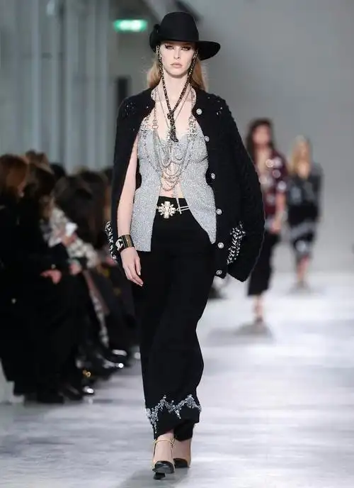 香奈儿2021/22高级手工坊系列时装秀