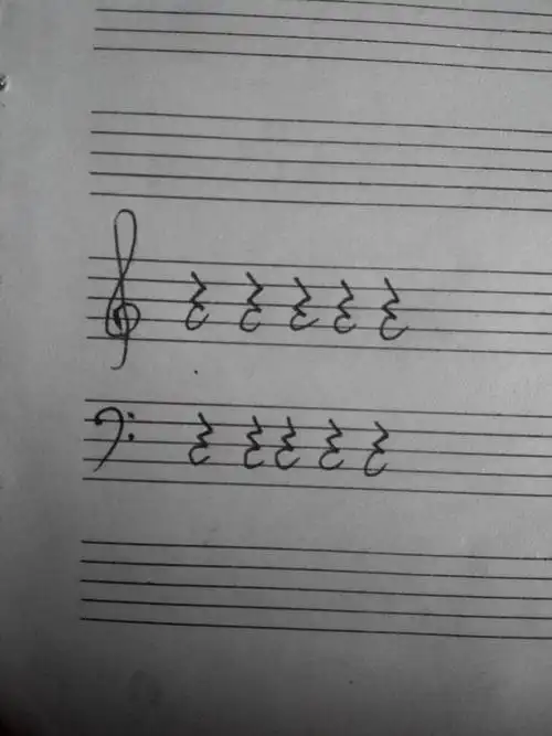 在高音谱表和低音谱表上各写出五个四分休止