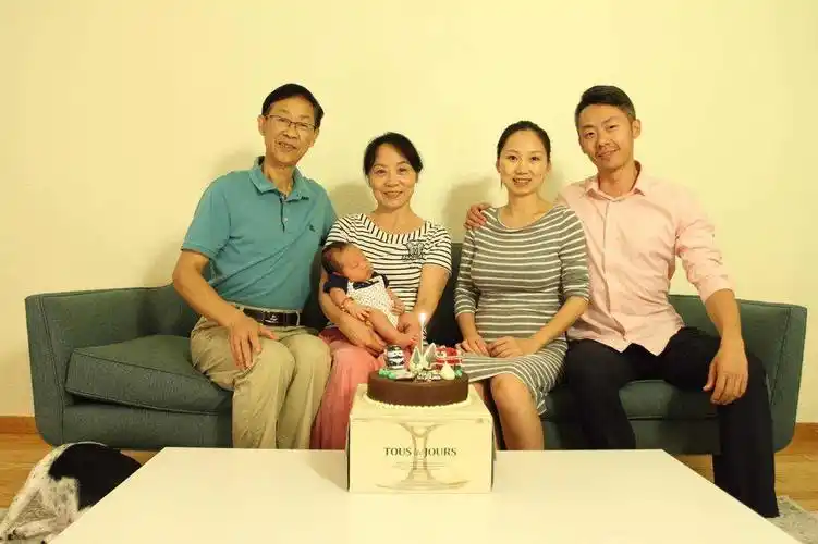 奶奶抱着我拍的全家福