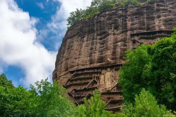 甘肃天水麦积山景区:自然奇观与历史遗迹的交融之地