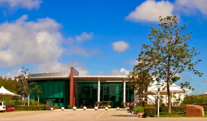 局根据城市建设发展和人口动迁布局的新特点规划建设的上海汇龙园陵园