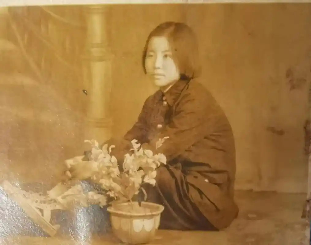 老照片的回忆图一是我爸的表姐17岁上学时她是二姑奶家我二 - 抖音