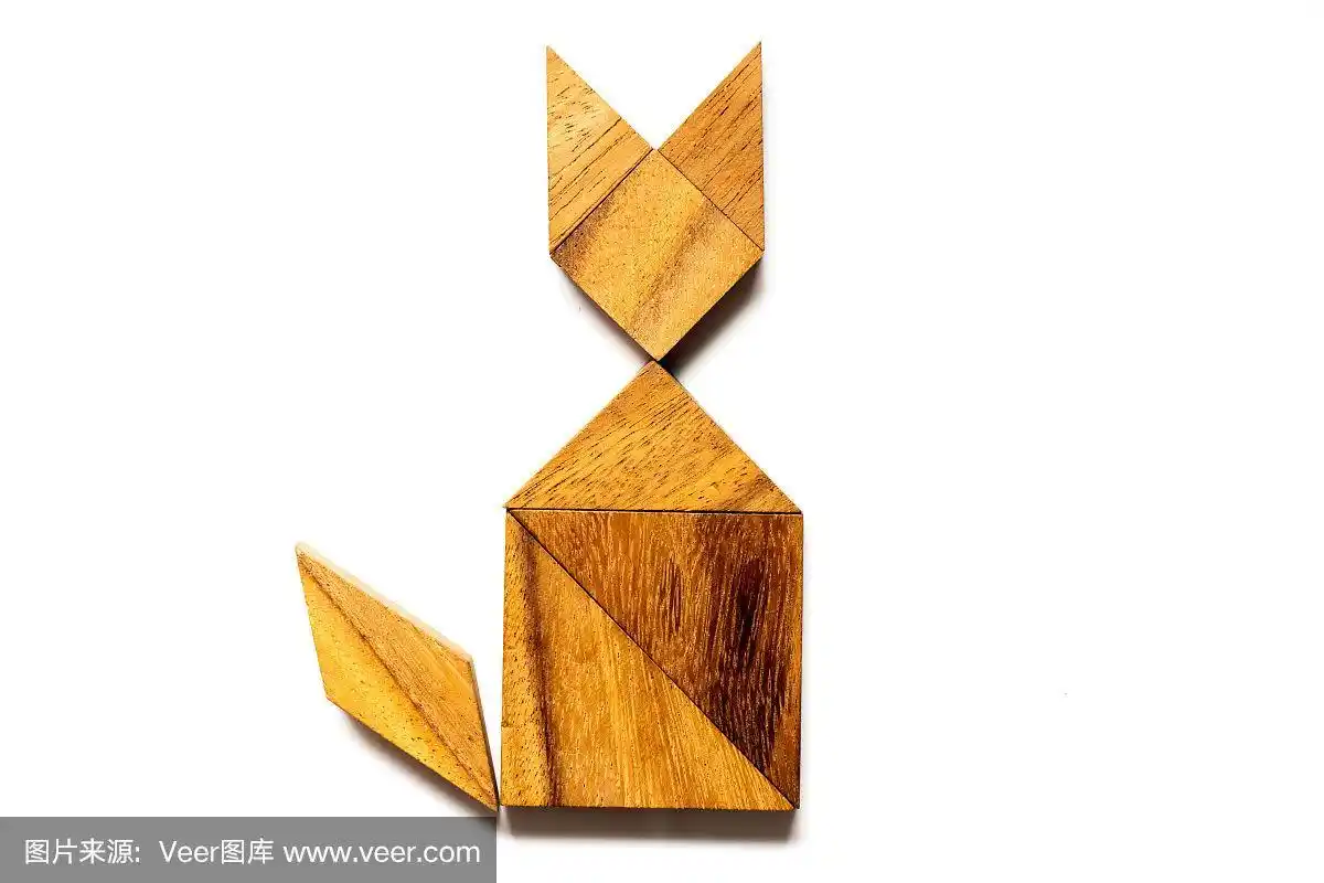 木头七巧板的猫坐在形状在白色的背景