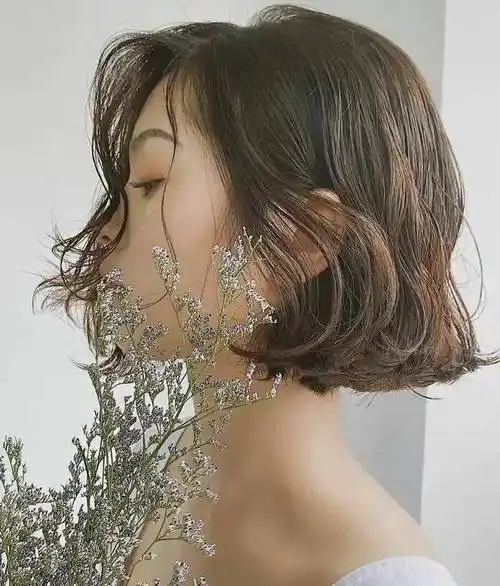 四五十岁的女人适合什么发型?今年流行的洋气短发,减龄显气质