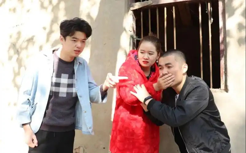 农村姐姐为了凑够弟弟买房的50万,委屈自己嫁给傻子,给人看哭了_哔哩