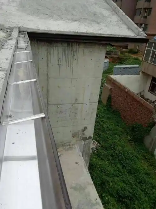 在选择天沟材料的时比较注意,为了把这些房屋改造的好看,他们都会选择