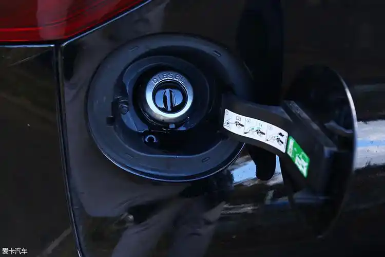 油箱盖上的绿标和diesel(柴油)字样是防止加错油的最后一道关卡,欧洲