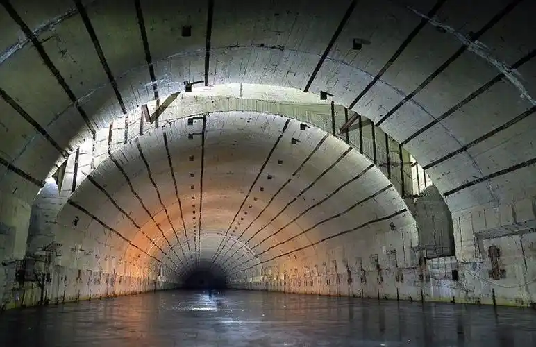 近日,俄罗斯巴普洛夫斯克市地下由一系列小隧道组成的两条大型相交