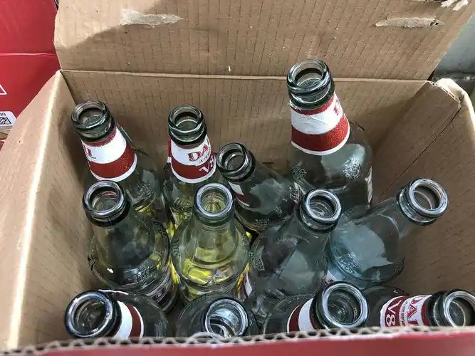 现在有一堆v8和小麦白啤酒瓶没地方扔 不知道哪里能卖掉 求一个收破烂