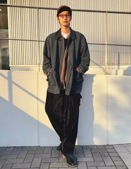 感觉走最顺手的拍照 pose 了吧~手插兜的姿势应该是每一位男生第二招