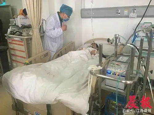 朱剑正询问刚做完手术的李先生的身体状况.