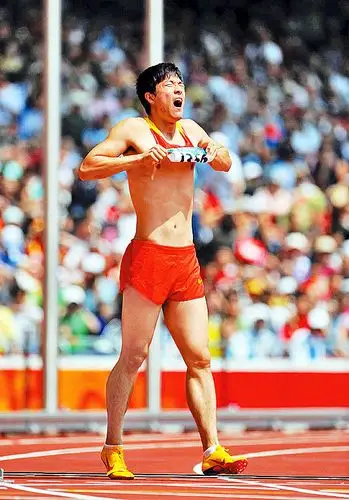 ⑥8月18日,刘翔在"鸟巢"因伤退赛.