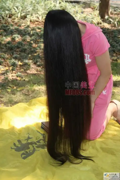 图文长发妹公园展示美丽长发来来往往20952