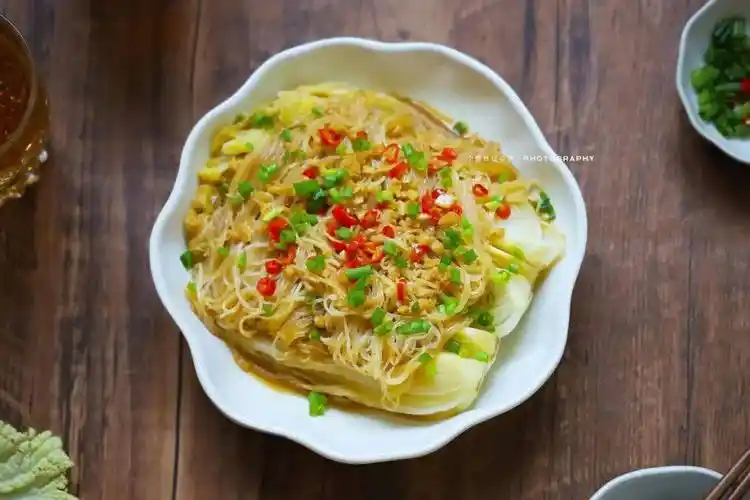 水开后倒入几滴油,和适量盐放入娃娃菜焯熟入味4.