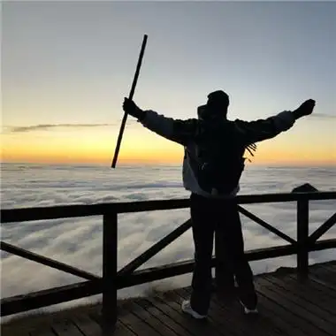 导读:一组看起来很有意境的帅气男生头像每一张都很有气质,成熟的男孩