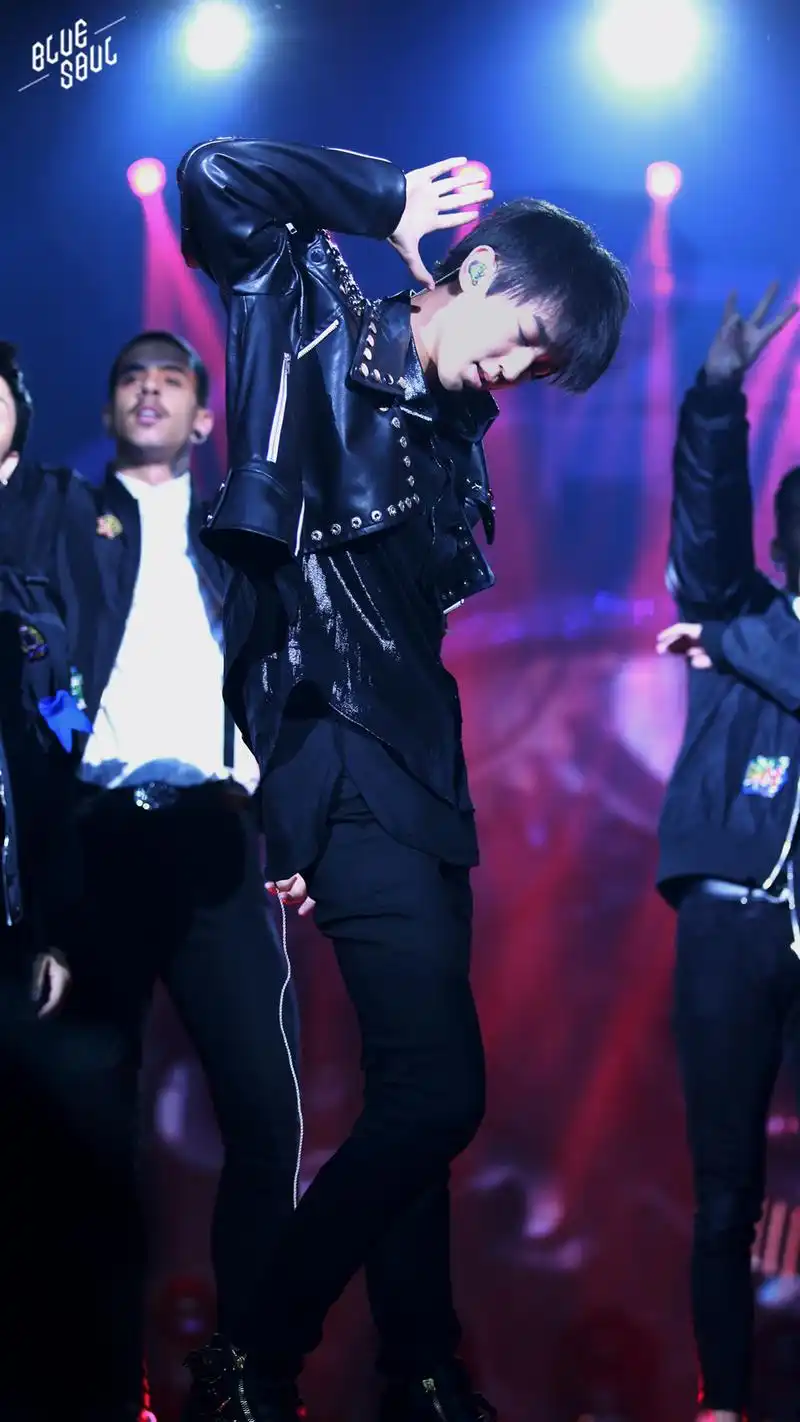 王俊凯跳舞气场全开,王巨撩的黑色诱惑,把控不住啊