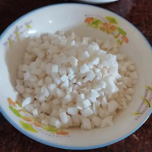 椰肉可以切大粒一点的,比这个大粒的也可以打烂