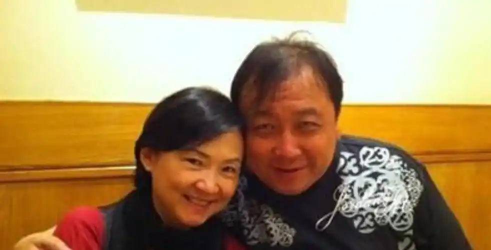 王晶老婆正面照流出,难怪藏着掖着,网友:夫妻撞脸太尴尬!