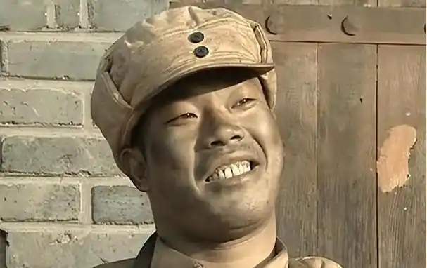 在剧中,王有胜作为段鹏麾下的一名英勇士兵,肩负着守护满载物资的仓库